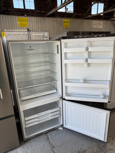 Factory second Fisher & Paykel RF522BRPB6 494-liter bottom mount refrigerator-freezer - Second Hand Appliances Geebung